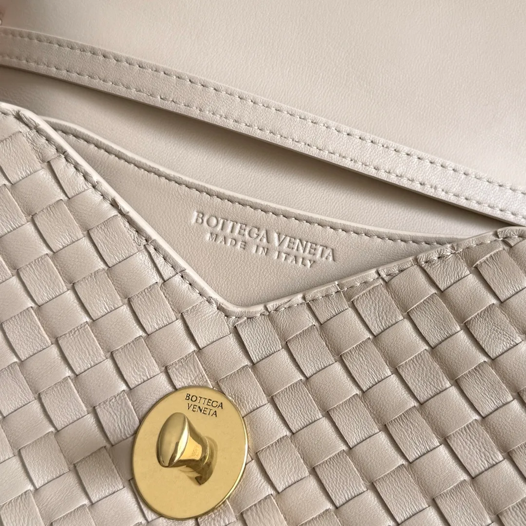 Batch 1660 BOTTEGA VENETA 2025 new product KNOT LOCK crossbody bag subverts the rigid lines of traditional tote bags, using drapey leather to create a three-dimensional silhouette that breathes. It has compartments and multiple card slots inside, making it a versatile commuter bag that can be used in various occasions. The details are full of exquisiteness, the casual retro color tone, and the upper body are full of elegance. Whether you are commuting or going out on the street, you can easily hold it. The two carrying methods of hand-carrying and long shoulder strap are very practical! At the same time, the shoulder strap is detachable, suitable for various dressing styles~ Whether it is a dinner party or daily commuting, it can be easily controlled and becomes your versatile tool❤️ Style number: 817191 Size: 25*16*5.5cm
